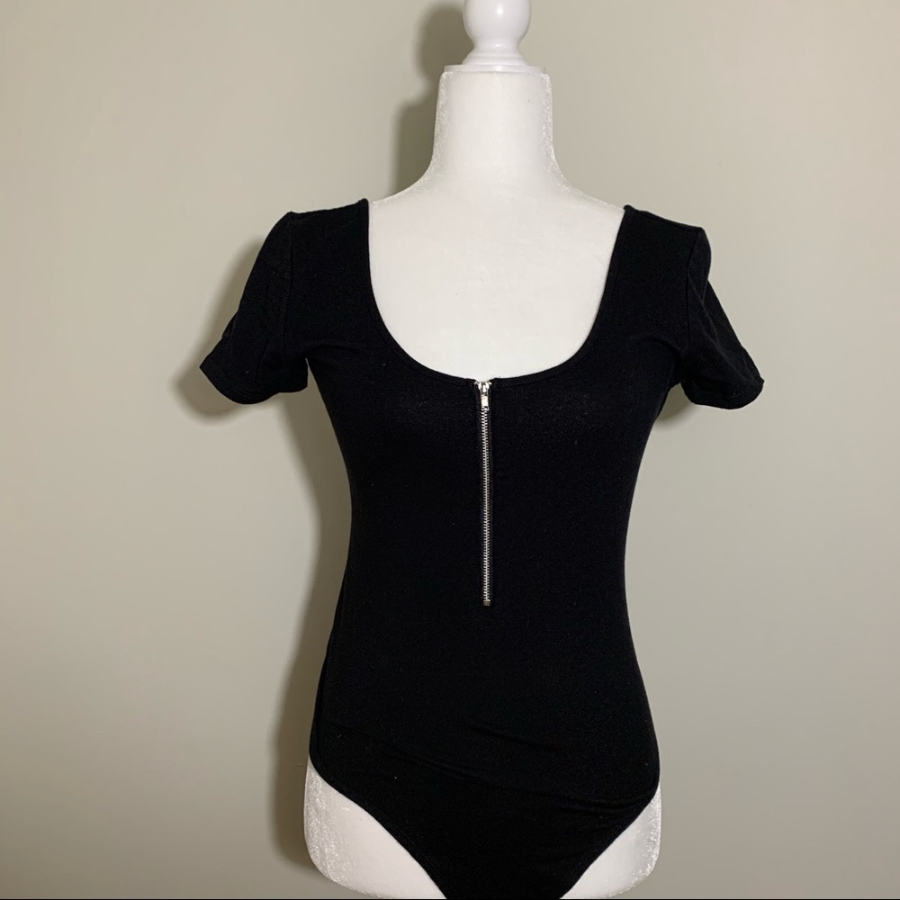 Black Bodysuit - Cute zipper detail